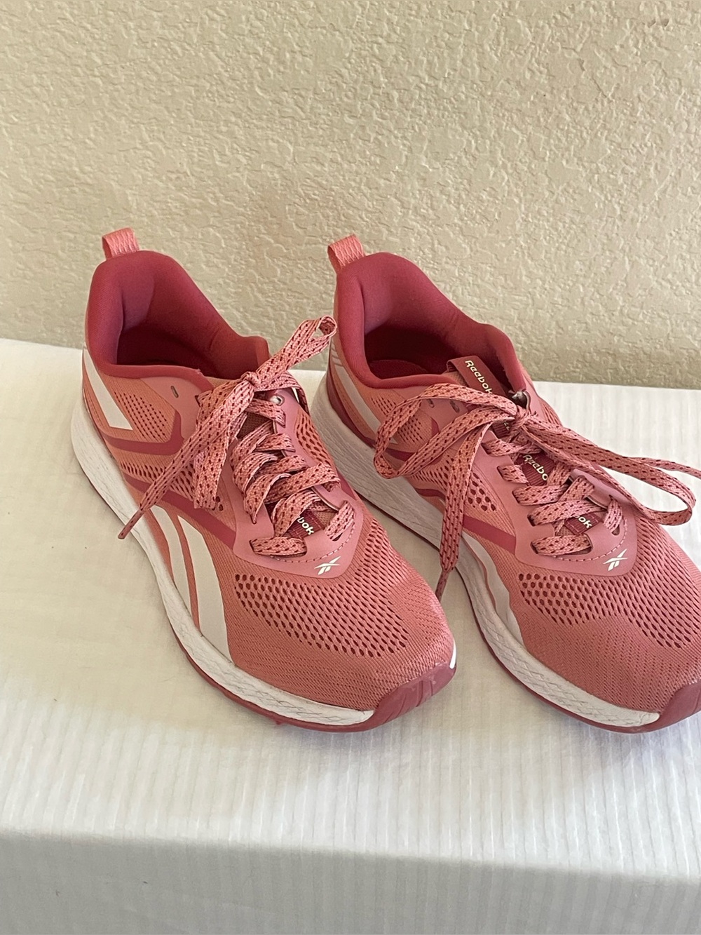Reebok Women's Coral Pink Athletic Running Shoes SZ 9